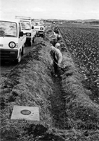 手作業の水路づくり