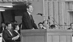 開会宣言する清家理事長